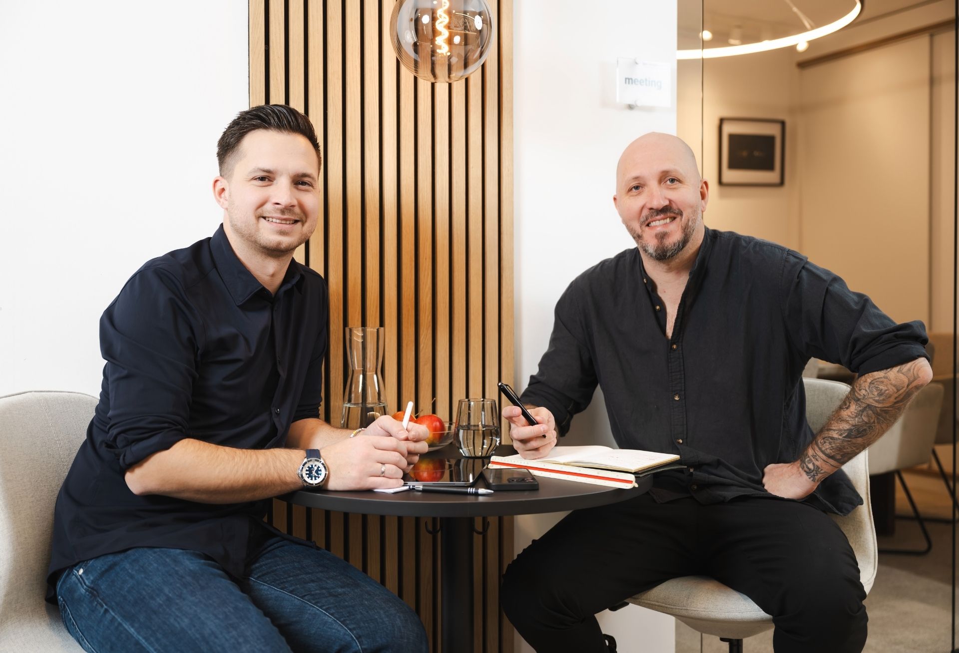 Architektenteam von BM Romar | Partner bei der digitalen Projektplanung am Computer mit Bauplänen.