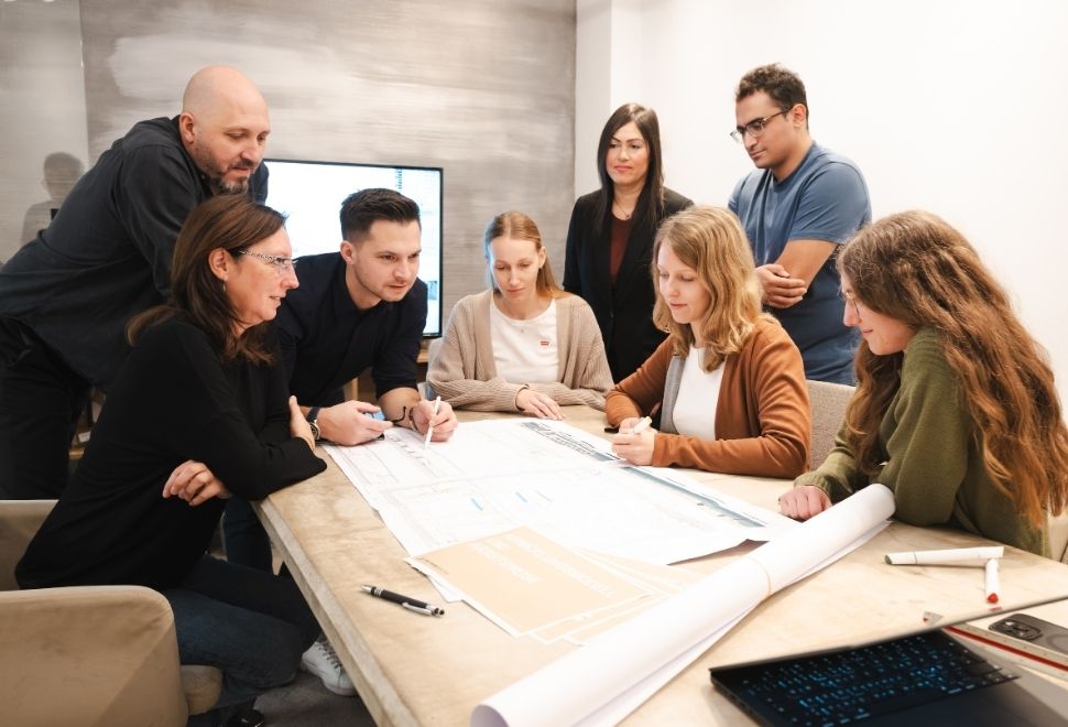 Architect team from BM Romar | Partner during digital project planning on the computer with construction plans.