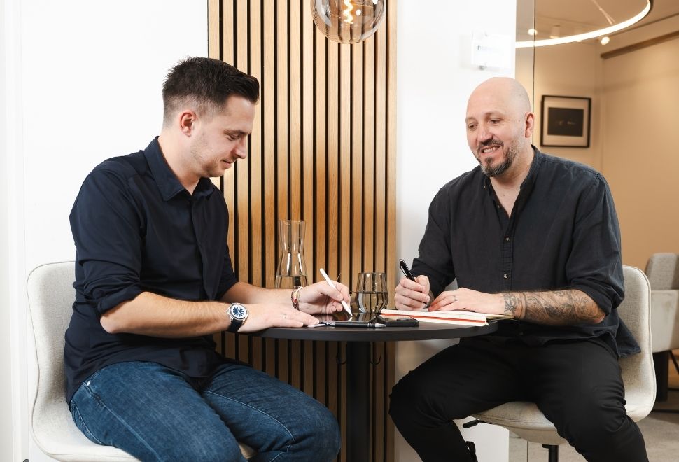 Architect team from BM Romar | Partner during digital project planning on the computer with construction plans.